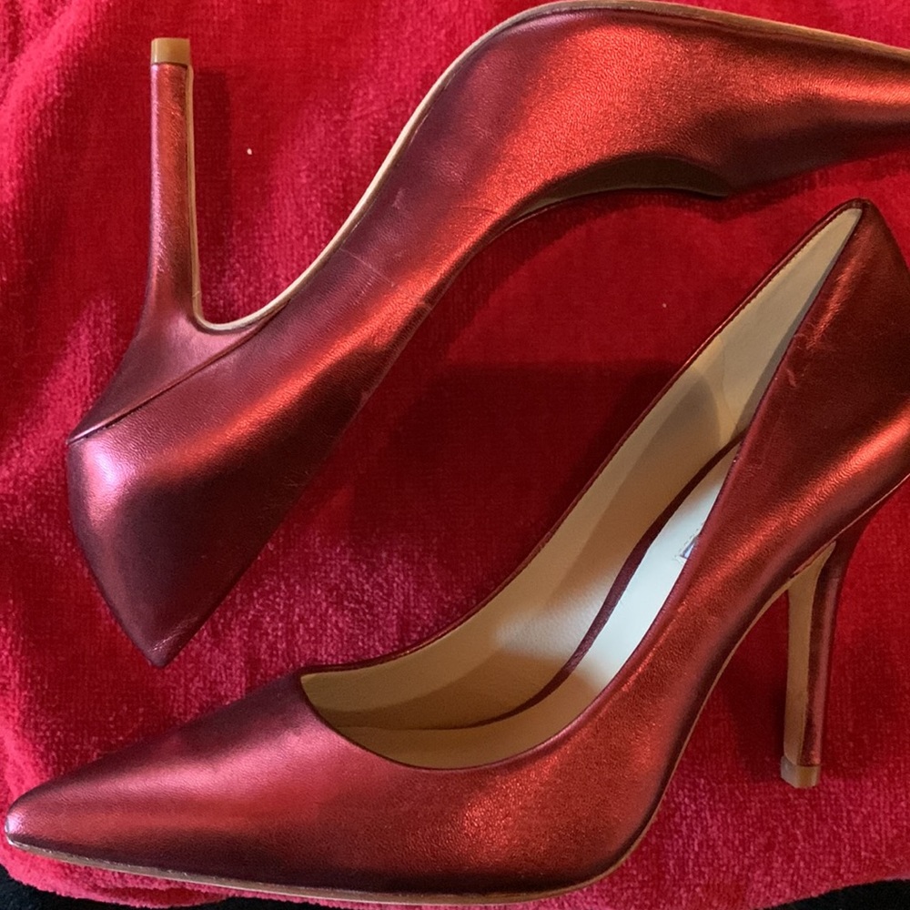 Charles David red metallic pump